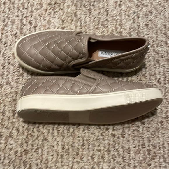 Steve Madden Ecentrcq Quilted Taupe Slip-on Sneaker - Picture 3 of 5